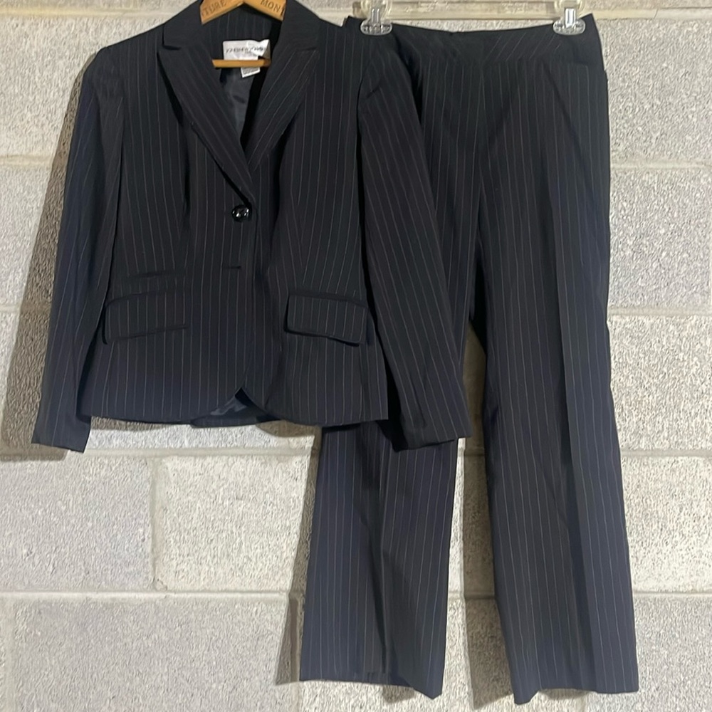 Jones New York Suit Petite 2P Pin Stripe Suit Jacket and Pants Navy or Black